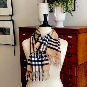 NWOT Non-trademarked Plaid Winter Scarf